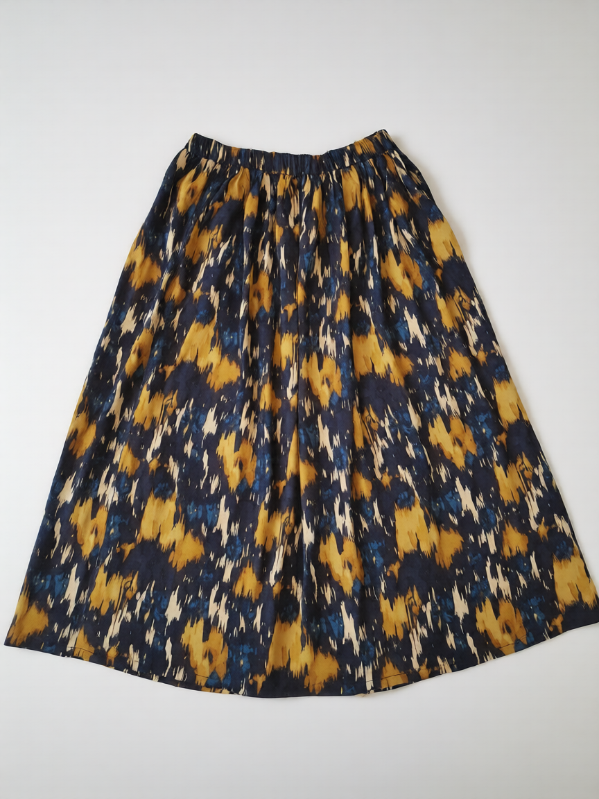 Falda midi viscosa multicolor estampado abstracto de B&J, vista frontal.