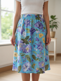 Falda midi lino azul claro estampado floral de B&J, vista frontal con modelo.