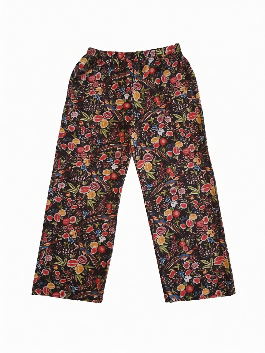 Pantalón largo poliéster negro estampado floral de B&J, vista frontal.