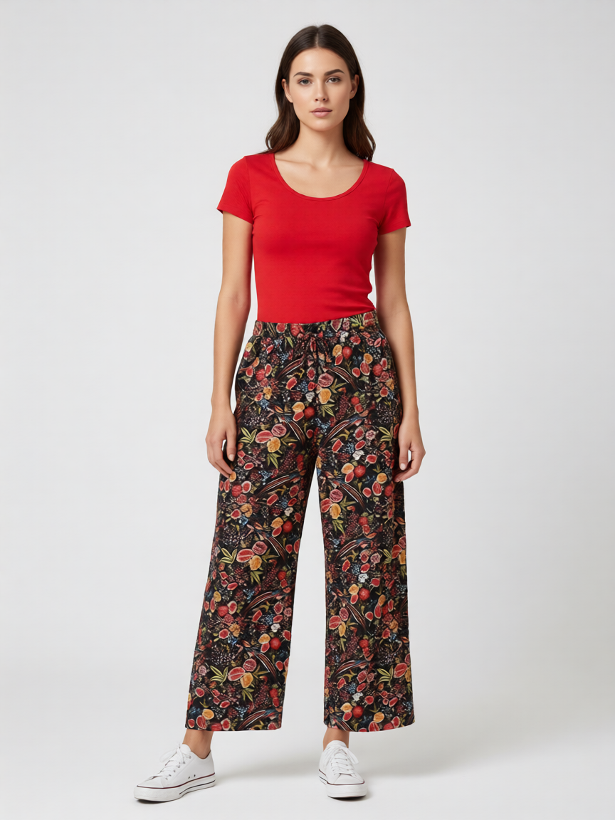Pantalón largo poliéster negro estampado floral de B&J, vista frontal con modelo.