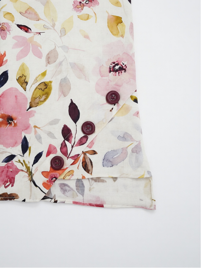 Conjunto mujer lino blanco estampado hojas de B&J, vista de botones