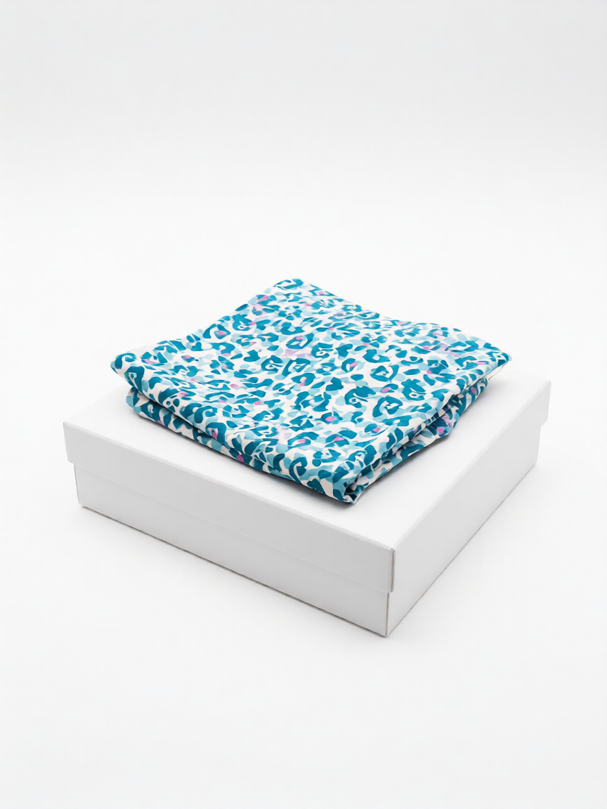 Pantalón largo algodón azul estampado floral de B&J, posicionada sobre caja.