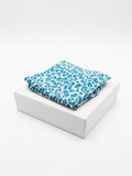 Pantalón largo algodón azul estampado floral de B&J, posicionada sobre caja.